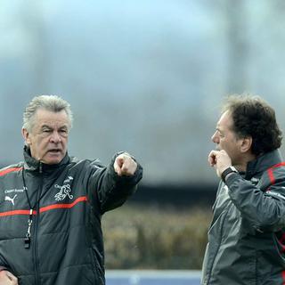 L'entraîneur de l'équipe suisse de football Ottmar Hitzfeld et son assistant, à droite, Michel Pont. [Walter Bieri]