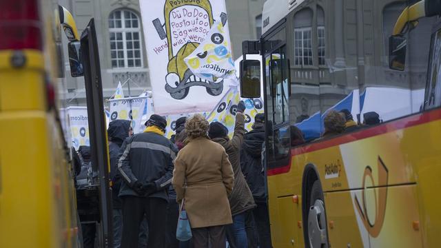 200 personnes ont manifesté dimanche 24 mars 2013 à Berne pour l’égalité de traitement pour les chauffeurs de cars postaux. [Marcel Bieri]