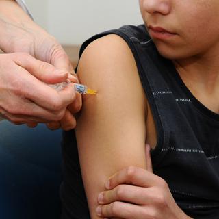 L'assurance maladie de base prendra en charge le vaccin de rappel chez les adolescents âgés de 11 à 15 ans.