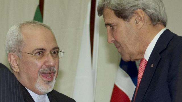 Javad Zarif et John Kerry lors des discussions sur le nucléaire iranien à Genève. [AP Photo/Carolyn Kaster]