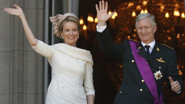 Le nouveau roi Philippe salue la foule depuis le balcon du Palais royal de Bruxelles en compagnie de son épouse, la reine Mathilde. [EPA/THIERRY ROGE]