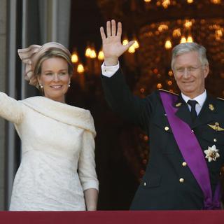 Le nouveau roi Philippe salue la foule depuis le balcon du Palais royal de Bruxelles en compagnie de son épouse, la reine Mathilde. [EPA/THIERRY ROGE]