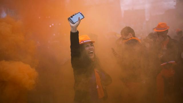 Tout Amsterdam s'est paré d'orange le 30 avril à l'occasion de la passation de pouvoir entre la reine Beatrix des Pays-Bas et le nouveau roi Willem-Alexander. [Emilio Morenatti]