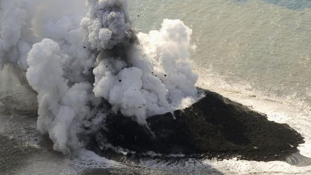 Une nouvelle île a été découverte dans l'océan Pacifique à un millier de kilomètres au sud de Tokyo [AP Photo/Kyodo News]