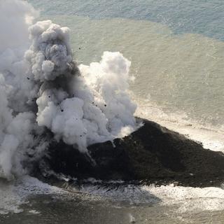 Une nouvelle île a été découverte dans l'océan Pacifique à un millier de kilomètres au sud de Tokyo [AP Photo/Kyodo News]