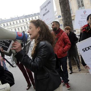 Des manifestants ont protesté devant l'assemblée nationale française qui débat de la prostitution. [AP/Keystone - Christophe Ena]