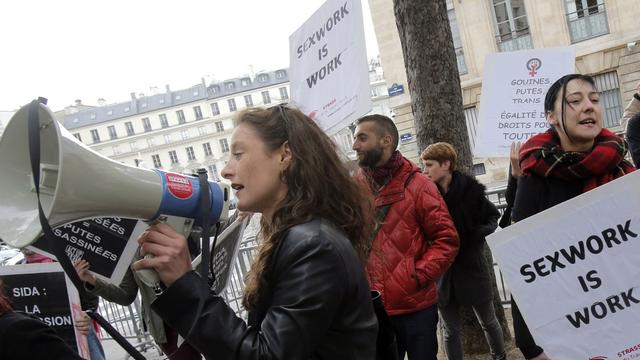 Des manifestants ont protesté devant l'assemblée nationale française qui débat de la prostitution. [AP/Keystone - Christophe Ena]