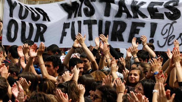Des étudiants manifestent contre la Troika (Union européenne, Fonds monétaire international et Banque centrale européenne) devant le Palais présidentiel de Nicosie (Chypre) le 26 mars 2013.