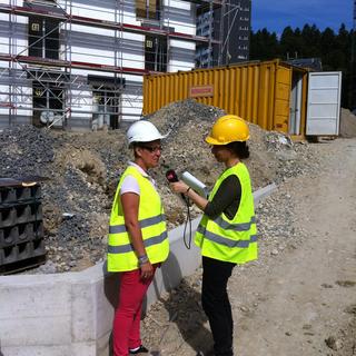 Christine Matthey avec la contrôleuse de chantier Monica Paz.