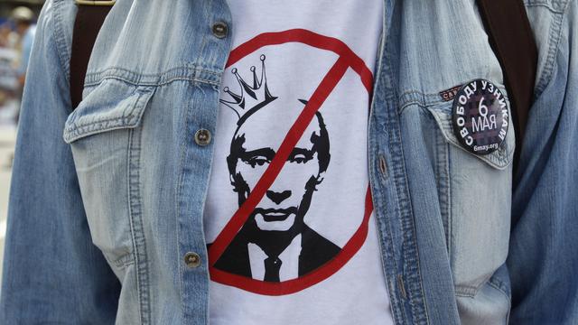Les manifestants, appartenant à divers courants politiques, brandissaient des drapeaux, ainsi que des affiches avec des slogans tels que "Poutine, la honte de la Russie" ou encore "A bas l'autocratie présidentielle". [Maxim Shemetov]
