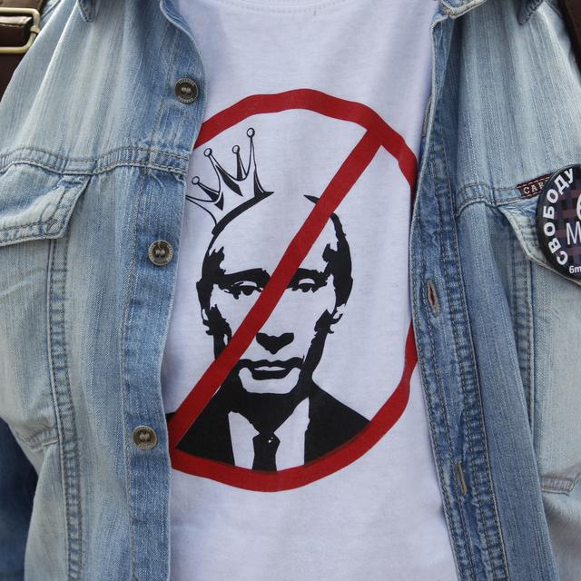 Les manifestants, appartenant à divers courants politiques, brandissaient des drapeaux, ainsi que des affiches avec des slogans tels que "Poutine, la honte de la Russie" ou encore "A bas l'autocratie présidentielle". [Maxim Shemetov]