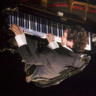 Alain Roche et son piano suspendu. [brigou.ch]