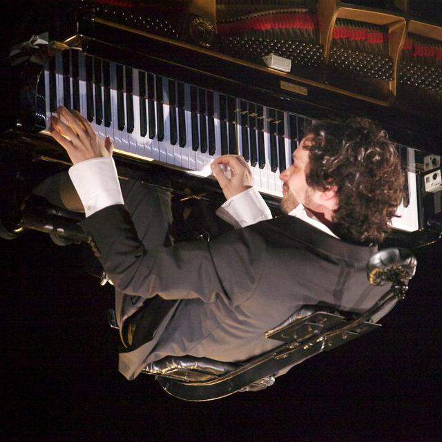 Alain Roche et son piano suspendu. [brigou.ch]
