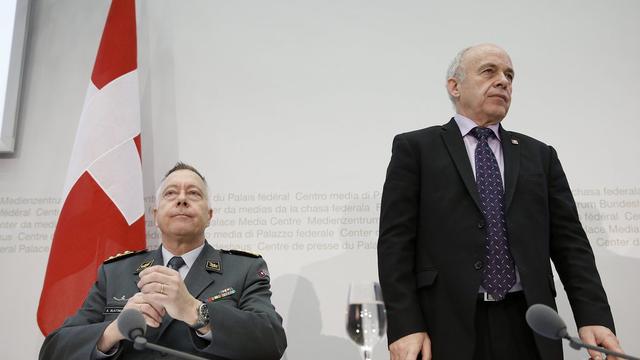 André Blattmann et Ueli Maurer, lors de la conférence de presse sur le redimensionnement de l'armée. [Peter Klaunzer]