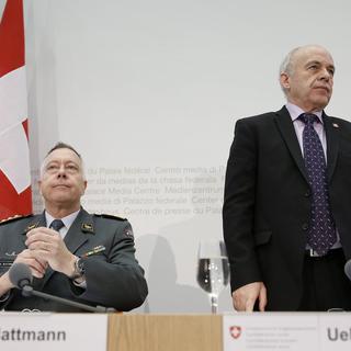André Blattmann et Ueli Maurer, lors de la conférence de presse sur le redimensionnement de l'armée. [Peter Klaunzer]