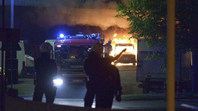 Plusieurs véhicules ont brûlé durant la nuit dans le quartier. [Johan Nilsson]