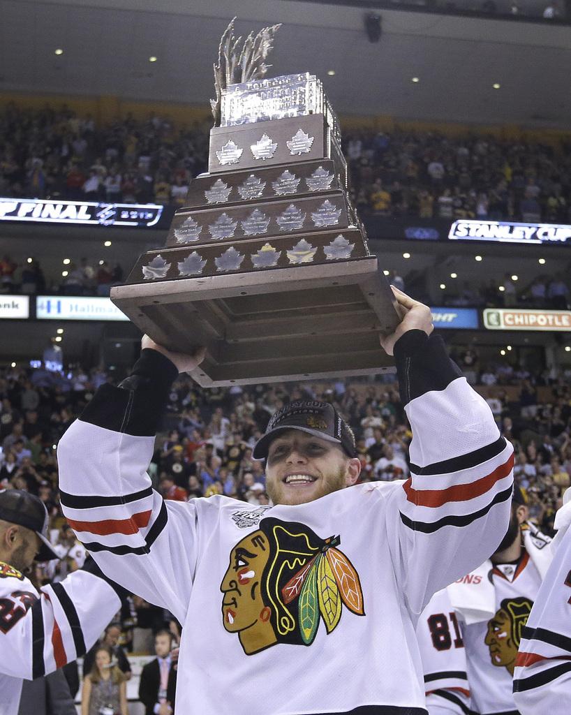 Patrick Kane soulève le trophée de MVP des playoff. [KEYSTONE - Elise Amendola]