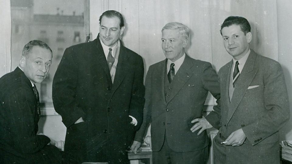 L'alpiniste René Dittert, le reporter Henri Meyer de Stadelhofen, le Dr Edouard Wyss-Dunand, Robert Ferrazino, journaliste, en mars 1952, peu avant le départ de l'expédition suisse pour l'Himalaya.