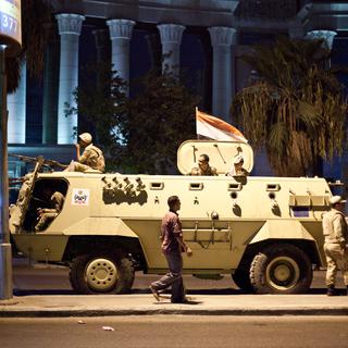 Un véhicule militaire stationné au Caire dimanche soir. [Virginie Nguyen Hoang]