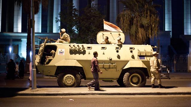 Un véhicule militaire stationné au Caire dimanche soir. [Virginie Nguyen Hoang]