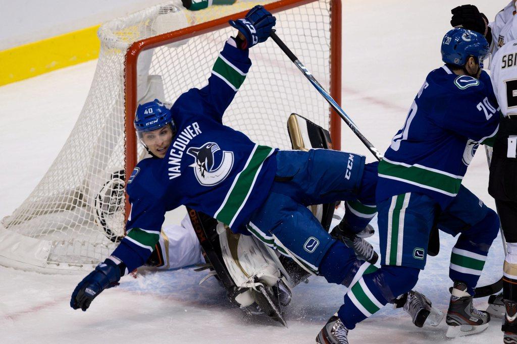 Les Canucks ont tout tenté pour déstabiliser Jonas Hiller. [KEYSTONE - Darryl Dyck]