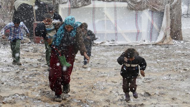 Des réfugiés syriens dans un camp de la vallée de la Bekaa, au Liban, le mercredi 11 décembre. [Mohamed Azakir]