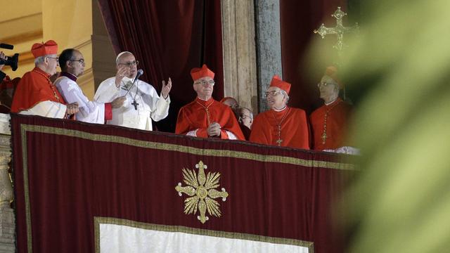 Mercredi 13 mars: le pape François s'adressant du balcon à la foule rassemblée sur la place Saint-Pierre peu après son élection. [Alessandra Tarantino]