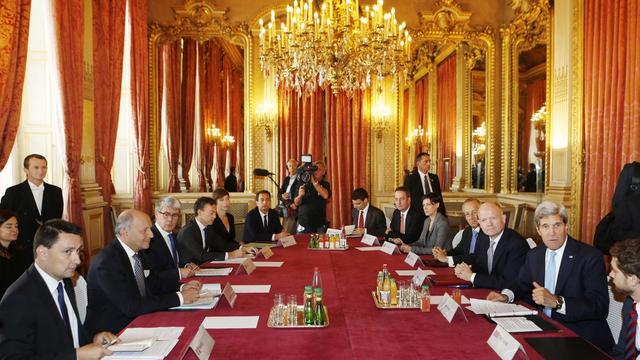Le ministres français des Affaires étrangères Laurent Fabius (2e à gauche) et ses homologues américain et britannique John Kerry (2e à droite) et William Hague (3e à droite). [AP Photo/Larry Downing]