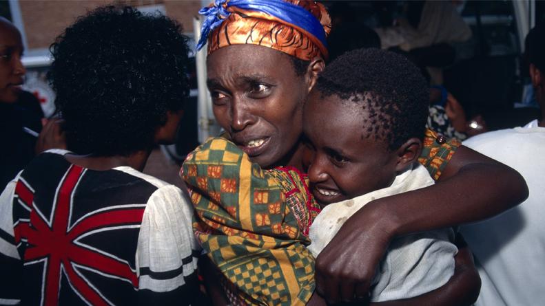 Lors des massacres du Rwanda, dès avril 1994, le CICR aide autant que possible les populations menacées par les tueries ou déplacées. Il permet notamment à certaines familles de se retrouver, comme sur cette image datée de 1995. [CICR]