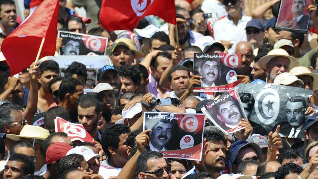 Les Tunisiens étaient dans les rues pour l'inhumation de Mohamed Brahmi. [Hassene Dridi]