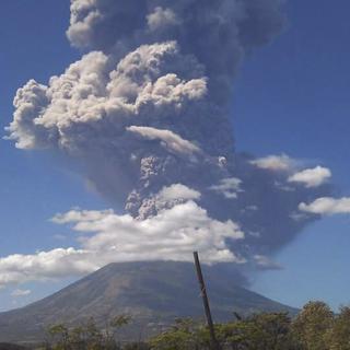 Au Salvador, l'éruption du Chaparrastique le 29 décembre 2013 produit une épaisse colonne de gaz et de cendres montant à de plus de 5'000 mètres dans les airs. [Alexander Berrio]