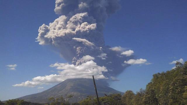 Au Salvador, l'éruption du Chaparrastique le 29 décembre 2013 produit une épaisse colonne de gaz et de cendres montant à de plus de 5'000 mètres dans les airs. [Alexander Berrio]