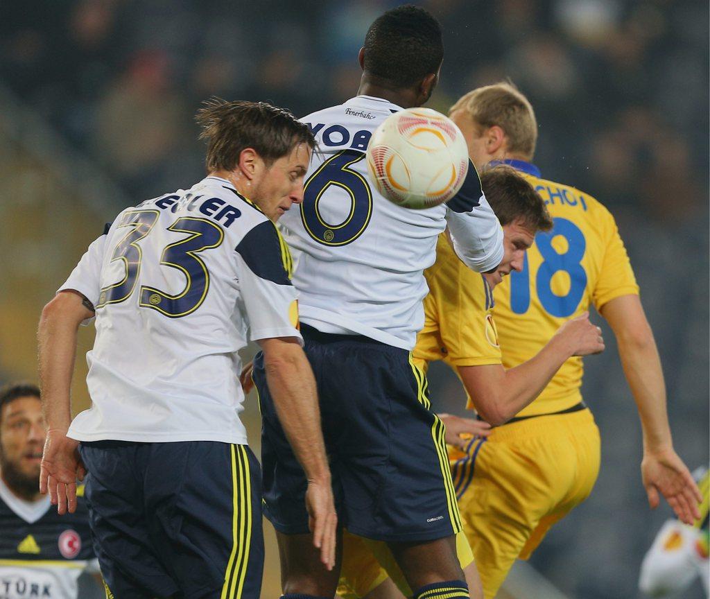 From left, Fenerbahce's Reto Ziegler and Joseph Yobo, vie with Vitali Gayduchlik and Maksim Bordachev of BATE during their Europa League Round of 32 second leg soccer match at Sukru Saracoglu Stadium in Istanbul, Turkey, Thursday, Feb. 21, 2013. (AP Photo) [AP]