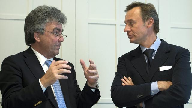 Patrick Aebisher, président de l'EPFL, en discussion avec Ernesto Bertarelli. [Keystone - Peter Schneider]