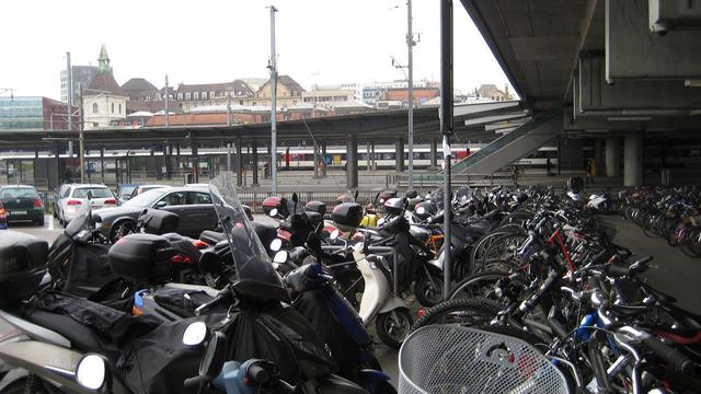 Il faudra payer dès cet automne en ville de Bâle pour parquer son scooter ou sa moto. [Alain Arnaud]