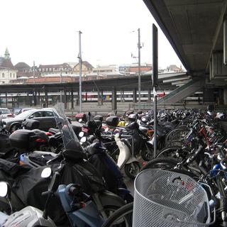 Il faudra payer dès cet automne en ville de Bâle pour parquer son scooter ou sa moto. [Alain Arnaud]