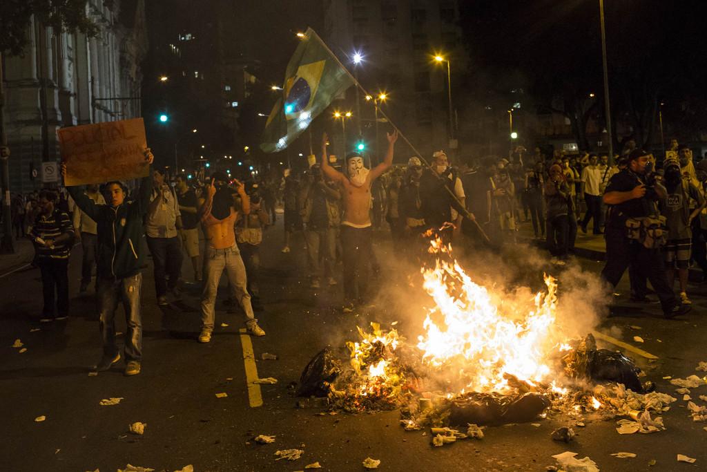Un groupe de manifestants a tiré des feux d'artifice sur la police et incendié des poubelles. [Felipe Dana]