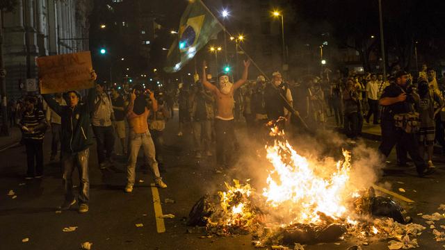 Un groupe de manifestants a tiré des feux d'artifice sur la police et incendié des poubelles. [Felipe Dana]
