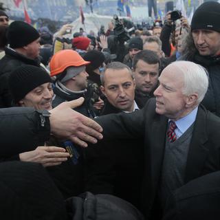 Le sénateur américain John McCain a bravé la foule à Kiev. [AP/Keystone - Sergei Chuzavkov]