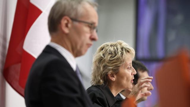 La conseillère fédérale Eveline Widmer-Schlumpf, ici avec le négociateur Michael Ambühl, a détaillé vendredi la teneur de l'accord avec les Etats-Unis. [Peter Klaunzer]