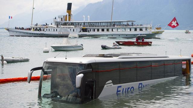 Un autocar au milieu des bateaux. [Jean-Christophe Bott]