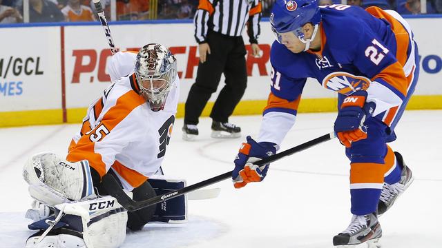 Okposo assaille la cage défendue par Mason. Les Isles se sont fait plaisir face aux Flyers. [Paul Bereswill]