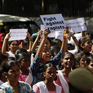 Des étudiantes indiennes protestent à Hyderabad (centre) le 31 décembre après le viol collectif de l'une de leurs camarades 15 jours plus tôt. [Mahesh Kumar A.]