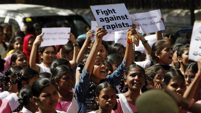 Des étudiantes indiennes protestent à Hyderabad (centre) le 31 décembre après le viol collectif de l'une de leurs camarades 15 jours plus tôt. [Mahesh Kumar A.]