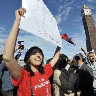 Une activiste présente au Forum social mondial 2013, au centre de Tunis.