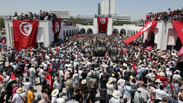 Mohamed Brahmi a été inhumé aux côtés de Chokri Belaïd, un autre opposant de gauche assassiné en février dernier. [EPA/Mohamed Messara]