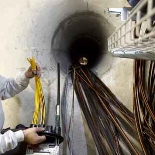Swisscom teste un réseau de fibre optique qui utilise les fils de cuivre pour les derniers mètres. [Alessandro Della Bella]
