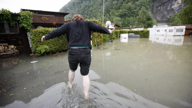 Les trombes d'eau du week-end ont envahi de nombreuses caves et habitations en Suisse centrale et orientale, comme ici à Seewen, dans le canton de Schwyz. [KEYSTONE - Alexandra Wey]