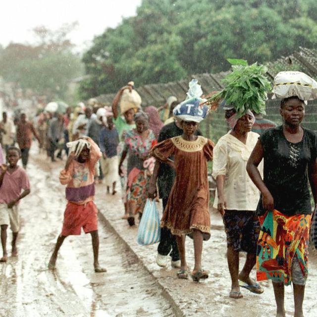 Population de Brazzaville fuyant les combats. [Jean-Philippe Ksiazek]