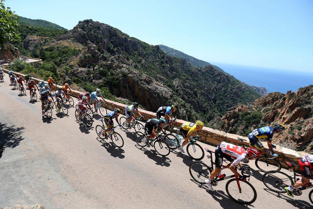 Le peloton du Tour de France aura pu évoluer dans un cadre de rêve en Corse. [Guillaume Horcajuelo]